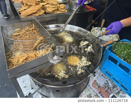 拍攝賣傳統美食的攤販正在油炸蚵仔嗲 拍攝賣傳統美食的攤販正在油炸蚵仔嗲 111126716