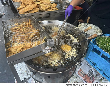 拍攝賣傳統美食的攤販正在油炸蚵仔嗲 拍攝賣傳統美食的攤販正在油炸蚵仔嗲 111126717