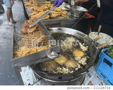 拍攝賣傳統美食的攤販正在油炸蚵仔嗲 拍攝賣傳統美食的攤販正在油炸蚵仔嗲 111126718