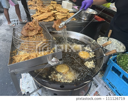 拍攝賣傳統美食的攤販正在油炸蚵仔嗲 拍攝賣傳統美食的攤販正在油炸蚵仔嗲 111126719