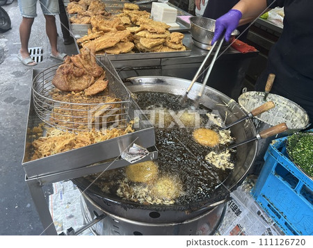 拍攝賣傳統美食的攤販正在油炸蚵仔嗲 111126720