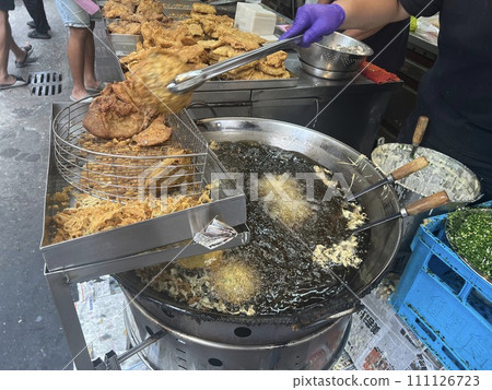 拍攝賣傳統美食的攤販正在油炸蚵仔嗲 111126723