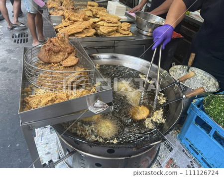拍攝賣傳統美食的攤販正在油炸蚵仔嗲 拍攝賣傳統美食的攤販正在油炸蚵仔嗲 111126724