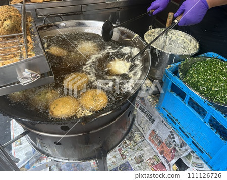 拍攝賣傳統美食的攤販正在油炸蚵仔嗲 拍攝賣傳統美食的攤販正在油炸蚵仔嗲 111126726