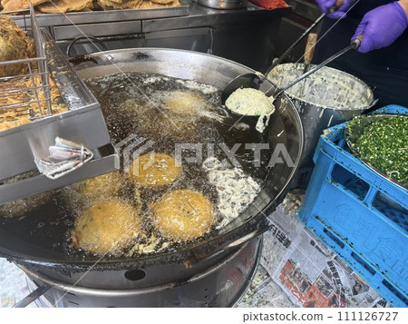 拍攝賣傳統美食的攤販正在油炸蚵仔嗲 拍攝賣傳統美食的攤販正在油炸蚵仔嗲 111126727