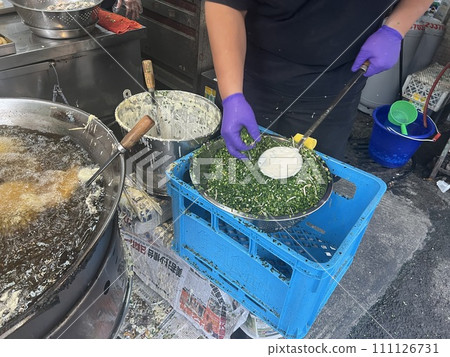 拍攝賣傳統美食的攤販正在油炸蚵仔嗲 拍攝賣傳統美食的攤販正在油炸蚵仔嗲 111126731
