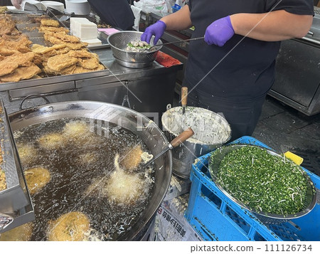 拍攝賣傳統美食的攤販正在油炸蚵仔嗲 拍攝賣傳統美食的攤販正在油炸蚵仔嗲 111126734