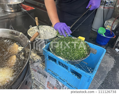拍攝賣傳統美食的攤販正在油炸蚵仔嗲 拍攝賣傳統美食的攤販正在油炸蚵仔嗲 111126738