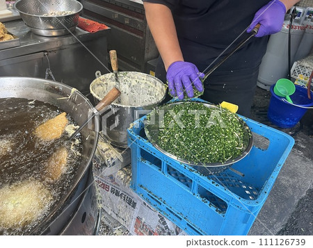 拍攝賣傳統美食的攤販正在油炸蚵仔嗲 拍攝賣傳統美食的攤販正在油炸蚵仔嗲 111126739