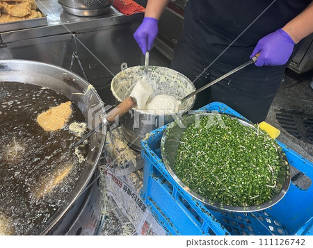 拍攝賣傳統美食的攤販正在油炸蚵仔嗲 拍攝賣傳統美食的攤販正在油炸蚵仔嗲 111126742