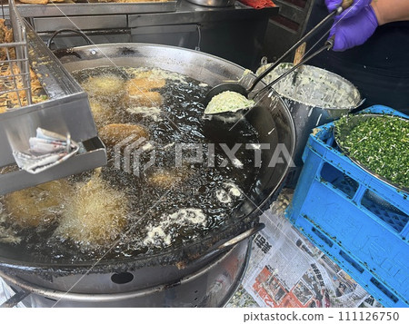 拍攝賣傳統美食的攤販正在油炸蚵仔嗲 111126750