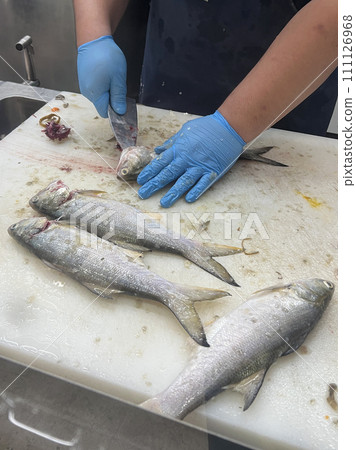 拍攝魚販熟練的將於去除內臟與鱗片 111126968