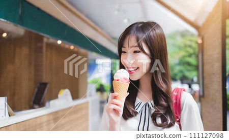 吃冰淇凌的婦女 111127098