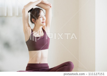 Women stretching 111127151