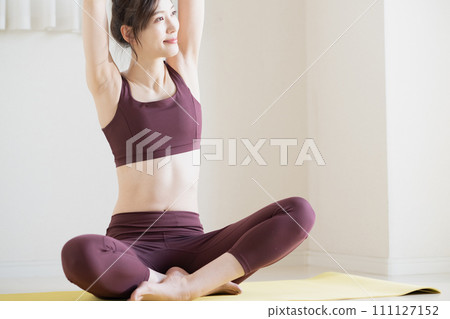 Women stretching 111127152