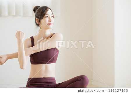 Women stretching 111127153