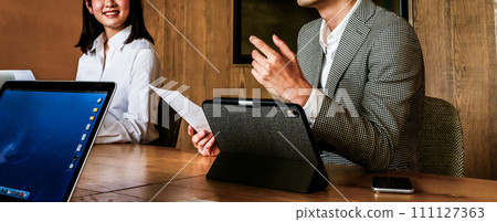 休閒商務人士開會 111127363
