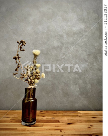 dried flowers in a vase dried flowers in a vase 111128017