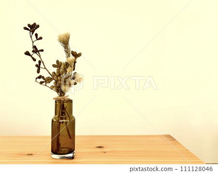 dried flowers in a vase dried flowers in a vase 111128046