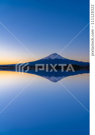 [富士山素材]早晨從河口湖看到的富士山[山梨縣] 111128322