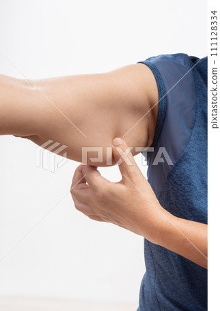 The flabbiness and wrinkled of senior woman arm skin 111128334