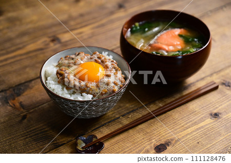 納豆米飯和鮭魚味噌湯 納豆米飯和鮭魚味噌湯 111128476