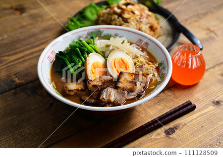 Shrimp oil miso ramen and garlic fried rice 111128509
