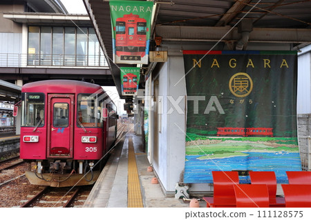 Nagaragawa Railway starting station Mino-Ota Station and Nagara No. 305 Nagaragawa Railway starting station Mino-Ota Station and Nagara No. 305 111128575