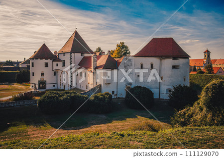 City park and old castle in Varazdin, Croatia 111129070
