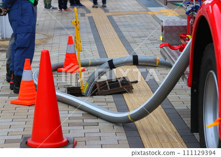 NBC公民參與反恐訓練：人行道上的消防栓為消防車供水 111129394