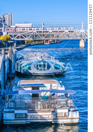 日本東京城市景觀 Hotaruna 和淺草水上巴士乘車處的城市午餐(前面)...後面的火車 = 27 日 日本東京城市景觀 Hotaruna 和淺草水上巴士乘車處的城市午餐(前面)...後面的火車 = 27 日 111129437