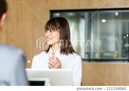 休閒商務人士開會 休閒商務人士開會 111130060