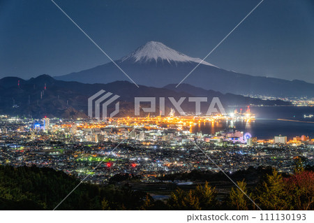 靜岡縣白雪皚皚的富士山夜景 111130193