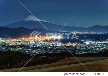 靜岡縣白雪皚皚的富士山夜景 111130198