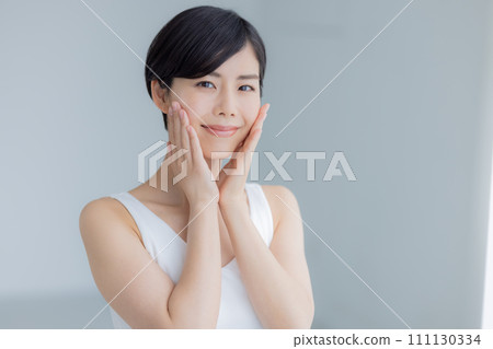 美女圖片 穿背心的女人的肖像 111130334