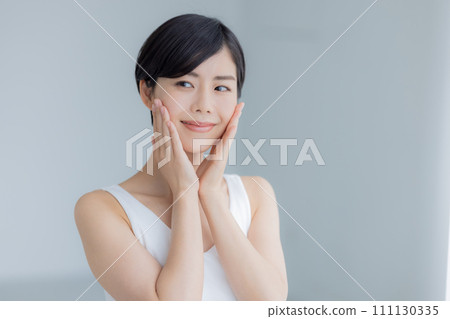 美女圖片 穿背心的女人的肖像 美女圖片 穿背心的女人的肖像 111130335