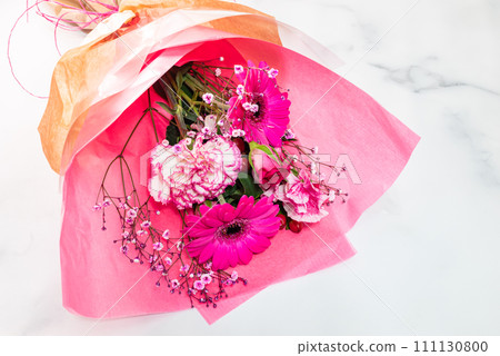 粉紅色的花朵禮物既可愛又令人安慰。 111130800