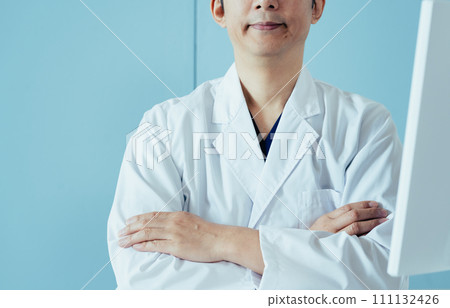 身穿白大褂的中年男性醫生 111132426