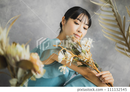 有花的一名婦女 111132545