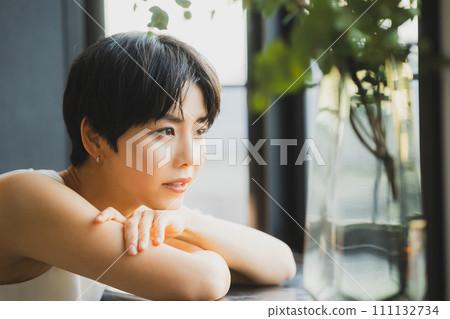 一個女人在窗邊看日落 111132734