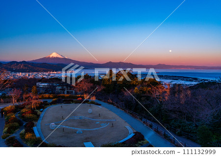 （靜岡縣）日本平夢露台花園上的富士山 111132999