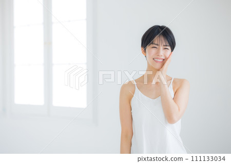 A young woman doing skin care 111133034