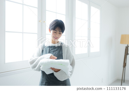 家庭主婦烘乾衣物 111133176