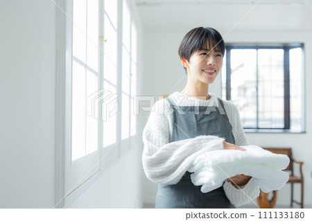 家庭主婦烘乾衣物 111133180