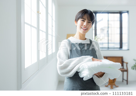 家庭主婦烘乾衣物 111133181