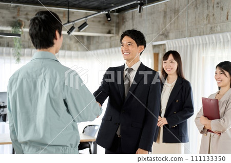 Businessman and worker shaking hands in the office 111133350