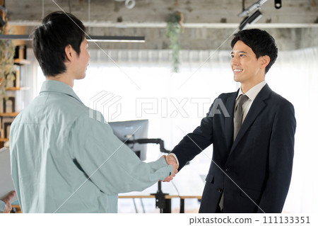 Businessman and worker shaking hands in the office 111133351
