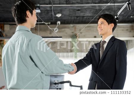 Businessman and worker shaking hands in the office 111133352