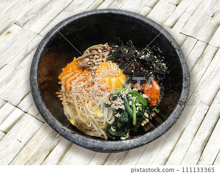 石烤石鍋拌飯（韓國菜）放在白色桌上 111133365