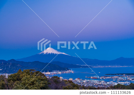 （靜岡縣）從日本平觀景台看到的清水港和富士山的燈光 111133626